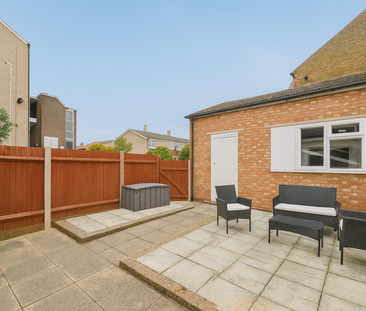 4 bedroom end of terrace house to rent - Photo 3