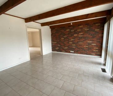 Ideally Located 3 Bedroom Family Home In Mt Waverley School Zone !!! - Photo 6
