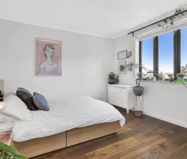 Sophisticated and Stylish One Bedroom Apartment - Photo 2