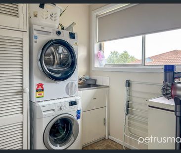 Fantastic Family Home in the heart of Howrah - Photo 2