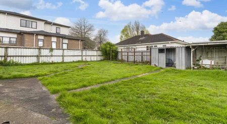 4-Bedroom Home with Spacious Section - Photo 4