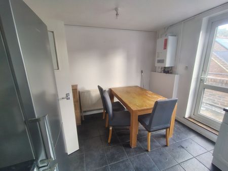 2 Bed Maisonette, York Road, SW11 - Photo 2