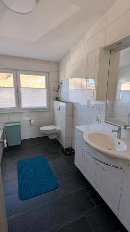 Ruhige 3-Zi.-Dachgeschosswohnung mit Balkon in Großheubach - Photo 4