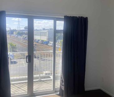 Modern Townhouse - Photo 2