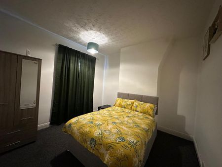 3 bedroom house of multiple occupation to rent - Photo 4