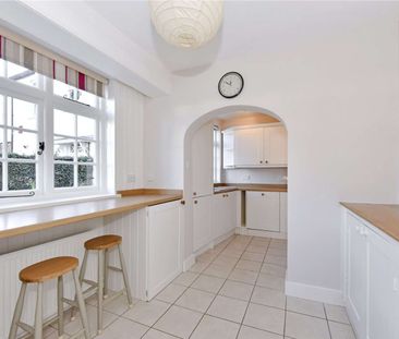 A charming character cottage in the heart of Henley - Photo 5