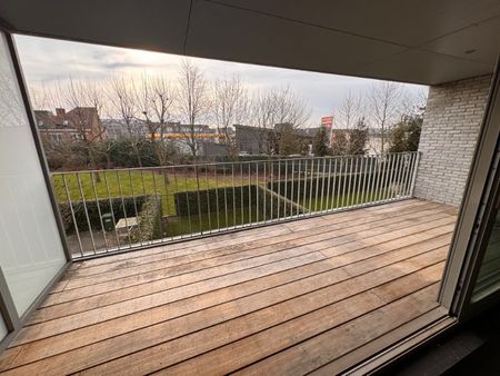 --- NIEUW --- Rustig en vlot bereikbaar gelegen 2-slaapkamerappartement met autostaanplaats. - Foto 2