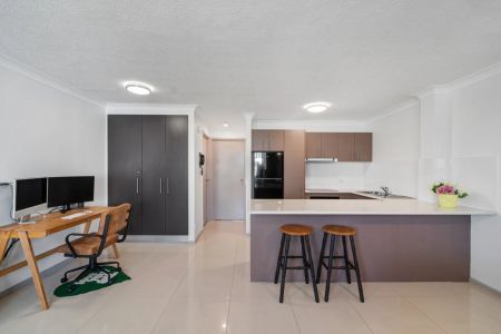 Top-Floor Coastal Apartment with Ocean Views - Photo 4