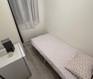 Room in a Shared House, Streatham Road, SW16 - Photo 1