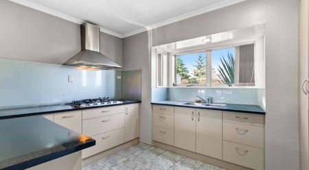 Sunny Lifestyle Home with Extra Accommodation with Space, Comfort & Rural Views - Photo 4