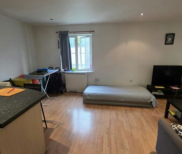 Flat to rent on - Photo 2