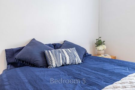 Room 5 - Photo 2