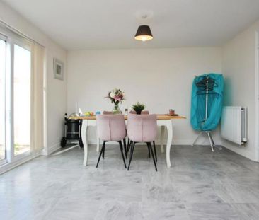 A well-presented four-bedroom townhouse, ideally positioned within ... - Photo 3