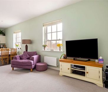 Beautiful top floor two bedroom apartment in Winchester Village. - Photo 4