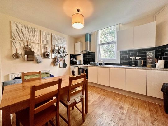 4 bedroom flat to rent - Photo 1