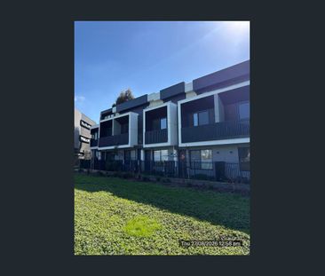 3-bedroom, 3-bathroom townhouse - Photo 4