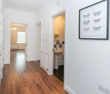 2 Bed Flat, St John's Hill, SW11 - Photo 3