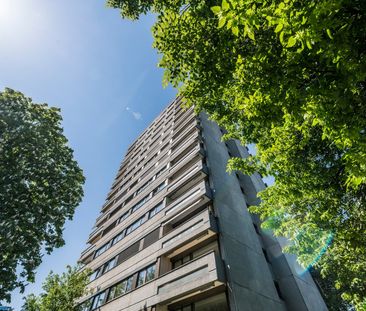"Moderne 2-Zimmer-Wohnung mit Balkon und Aussicht in Zürich Altstet... - Photo 1