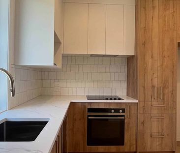 Beautiful nearly new home - Photo 4