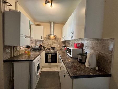 1 bedroom in a house share to rent - Photo 3