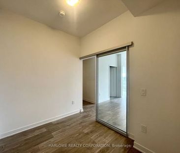 Feels brand new high ceilings parking included! - Photo 1