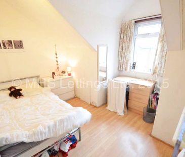 4 Bedroom Mid Terraced House for rent in Harold Grove - Photo 4