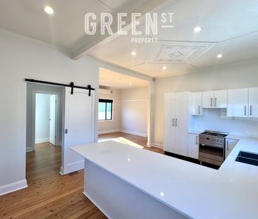 Stylish Living Meets Everyday Comfort in a Light-Filled Home - Photo 3