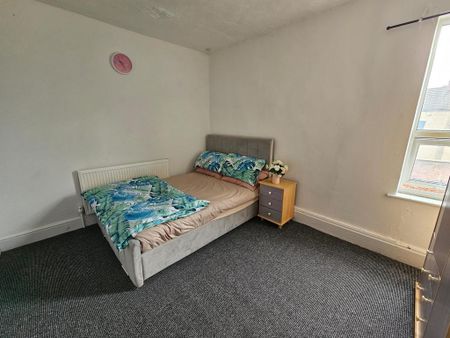 4 bedroom end of terrace house to rent - Photo 5