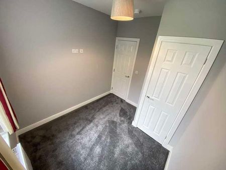 Flat B, Cross Green Crescent, Leeds, LS9 - Photo 3