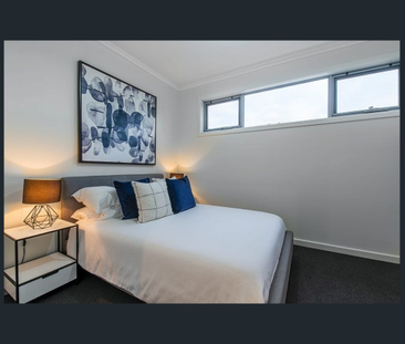Modern townhouse in prime position within the inner-west - Photo 3