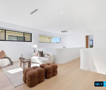 CITY VIEWS. CURVED DESIGN. UNCOMPROMISING LUXURY. - Photo 2
