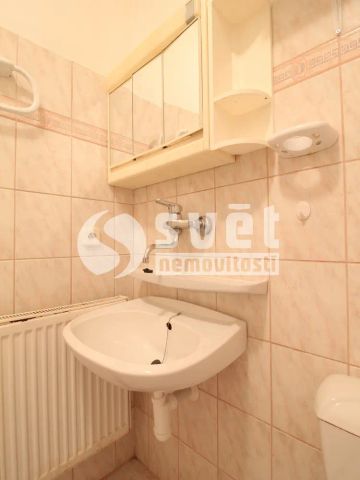 Pronájem podkrovního bytu 1+KK v historickém centru Prostějova - Photo 3