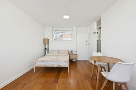 Choose from 4 modern furnished studios - Photo 2