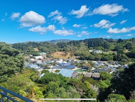 Spacious family home with views and all day sun - Photo 4