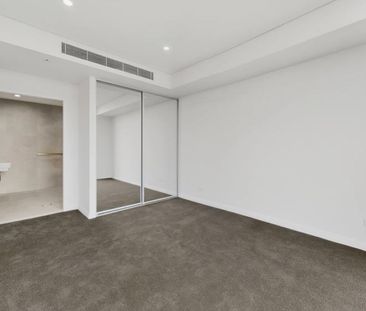 Seamless & Vibrant Brand-New Contemporary Apartment with Skyline News - Photo 5