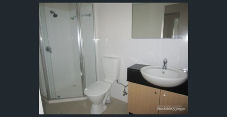 UPDATED LARGE 2 BEDROOM APT! - Photo 5