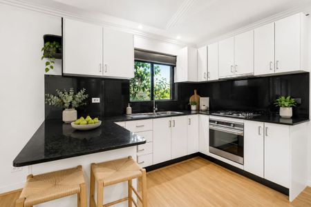 Spacious Family Living in Prime Bexley Location - Photo 3