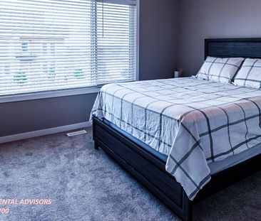 GREAT 3 BED, 2.5 BATH, 2 STOREY TOWNHOUSE W/A DETACHED DOUBLE GARAG... - Photo 1