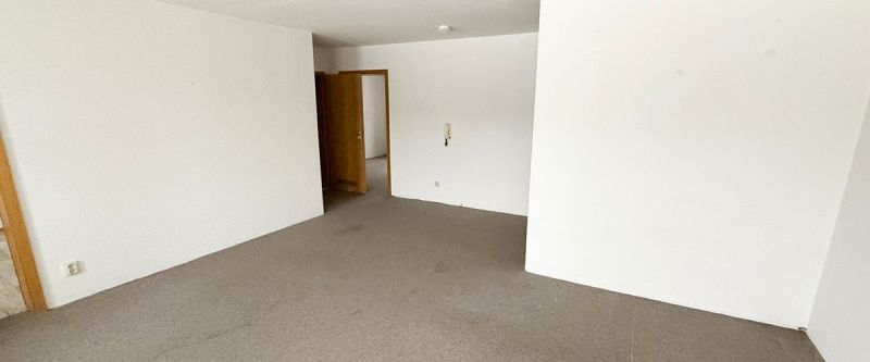 3-Raum Erdgeschosswohnung mit Balkon und Stellplatz im Herzog-Georg-Ring! - Foto 1