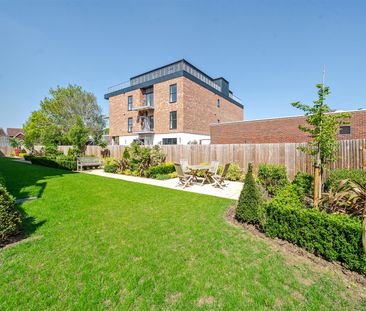 Paddock Lodge, Paddock Wood, Kent - Photo 1