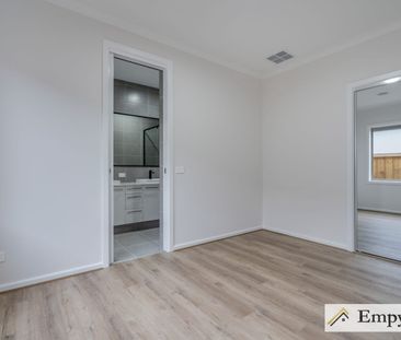 Spacious Family Home With 2 Living Zones & 3 Bathrooms! - Photo 4