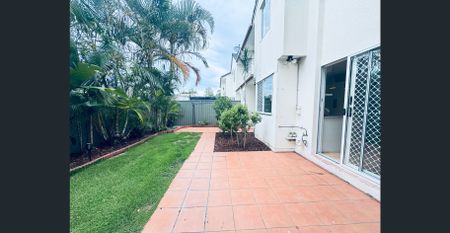 beautiful townhouse … in the heart of Benowa - Photo 4