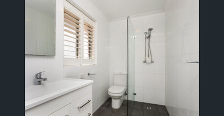 Stylish beachside apartment with beautiful outlook - Photo 5