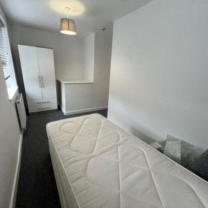 1 bedroom in a house share to rent - Photo 2