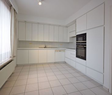 APPARTEMENT MET DRIE SLAAPKAMERS EN TERRAS NABIJ CENTRUM ROESELARE - Photo 2