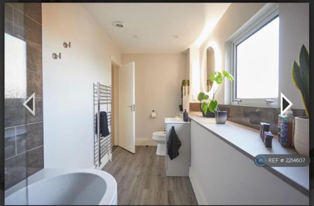 1 bedroom in a flat share to rent - Photo 4