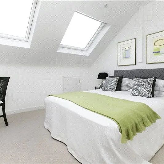 2 bedroom flat in London - Photo 1