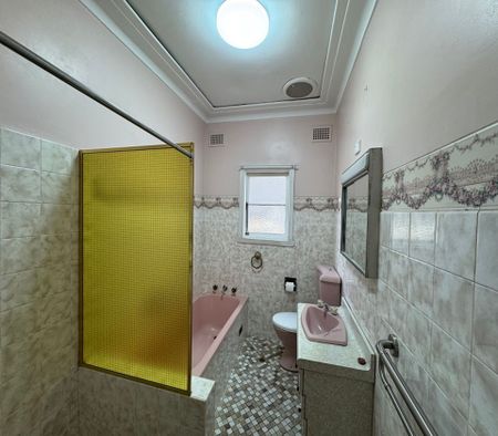 5 Bedroom Family Home in a Prime Location! - Photo 3