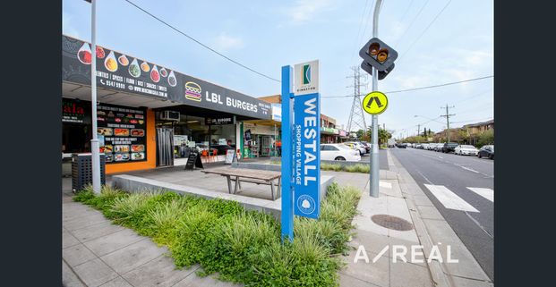 Stylish Apartment with Balcony & Natural Light - Photo 1