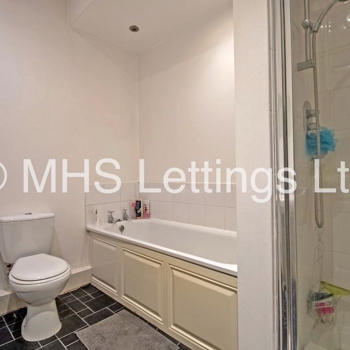 4 Bedroom Mid Terraced House for rent in Manor Drive - Photo 1